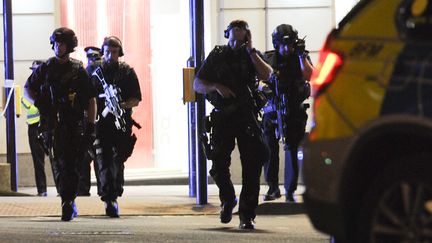 Des policiers britanniques en arme, le 3 juin 2017, dans le secteur du London Bridge, après une attaque à Londres (Royaume-Uni). (DANIEL SORABJI / AFP)