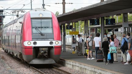 Des passagers en gare d'Orléans (Loiret), le 25 août 2020.&nbsp; (JEAN-FRANCOIS MONIER / AFP)