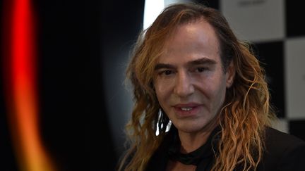 John Galliano à Moscou en mai 2014 lors d'une conférence de presse sur les cosmétiques de la marque L'Etoile
 (KIRILL KUDRYAVTSEV)