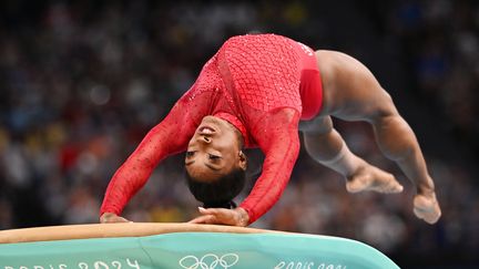 Qui d'autre que Simone Biles pour réussir le "Biles II" ? Trois ans après des Jeux de Tokyo marqués par des pertes de repères spaciaux, l'Américaine revient en force aux JO et réussit un double salto avec triple vrille, le 3 août. Elle est la seule gymnaste à le maîtriser et remporte une troisième médaille d'or à Paris sur le saut de cheval. (SIPA)