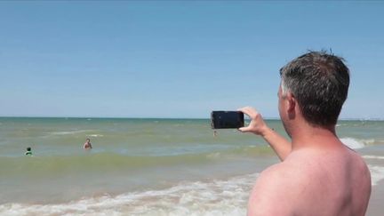 Vacances :&nbsp;difficile de se passer de son téléphone portable (France 3)