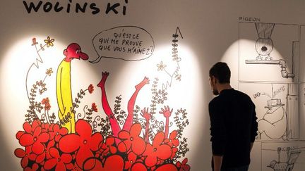 Un visiteur face à un dessin de Wolinski dans l'exposition hommage à Charlie Hebdo du 42e Festival de la BD d'Angoulême
 (AFPAFP PHOTO / PIERRE DUFFOUR)