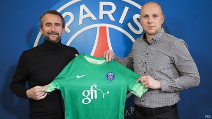 Gorazd Skof pose avec le maillot du PSG Hand et le directeur général délégué du PSG, PSG Hand.