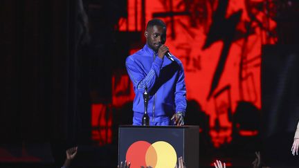 Le rappeur Dave sur la scène des Brit Awards 2020, récompensé pour son album "Psychodrama", 18 février 2020 (JOEL C RYAN/AP/SIPA / SIPA)