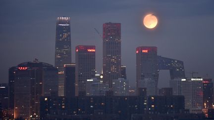 La Super Lune au dessus des gratte-ciels du quartier des affaires de Pékin, le 27 septembre 2015.
 (Chine Nouvelle / SIPA)