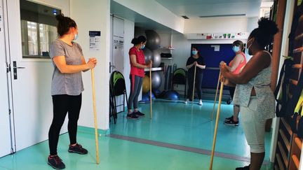 Une séance de sport avec les anciens malades du Covid-19 pour retrouver la forme physique et mentale, à l'Hôtel-Dieu à Paris début septembre. (NINA VALETTE / RADIO FRANCE)