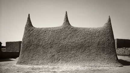 Dans la région du Sahel, les formes architecturales des bâtiments religieux sont très diverses, se détachant de l’influence arabo-musulmane pour répondre aux traditions locales. Le photographe Sebastian Schutyser fait découvrir la multiplicité des styles qui donnent une idée de l’immense pluralité des pratiques de l’islam à travers le continent africain.  (Sebastian Schutyser, Gand, Belgique, collection de l’artiste)