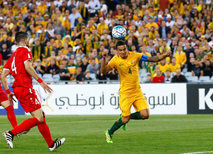 L'attaquant australien Tim Cahill, alors âgé de 37 ans, marque de la tête contre la Syrie&nbsp;lors d'un match qualificatif pour le Mondial 2018, le 10 octobre 2017 à Sydney. (DAVID GRAY / REUTERS)