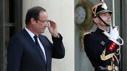 Fran&ccedil;ois Hollande, sur le perron de l'Elys&eacute;e (Paris), le 20 ao&ucirc;t 2012. (PATRICK KOVARIK / AFP)