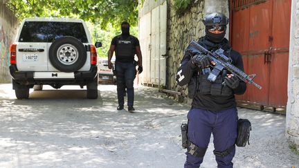 Des agents de police devant la résidence de Jovenel Moïse à Port-au-Prince, après l'assassinat du président haïtien dans la nuit du 6 au 7 juillet 2021.&nbsp; (VALERIE BAERISWYL / AFP)