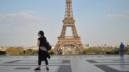 Sur la place du Trocadéro, à Paris, en plein confinement, avec la vue sur la Tour Eiffel. (VICTOR VASSEUR / RADIOFRANCE)