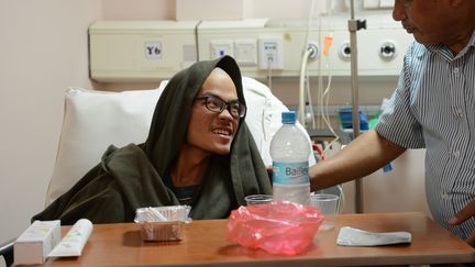 Le jeune taïwanais Liang Sheng-yueh témoigne depuis son lit d'hôpital&nbsp;Katmandou (Népal), au lendemain de sa découverte inespérée, le 26 avril 2017, dans un massif reculé du&nbsp;pays, après 47 jours de perdition.&nbsp; (PRAKASH MATHEMA / AFP)