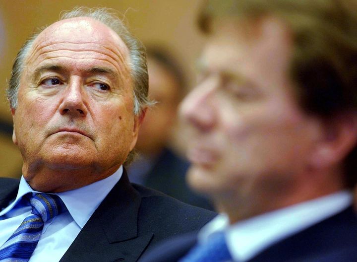 Le pr&eacute;sident de la Fifa, Joseph Blatter, et son directeur marketing, Guido Tognoni, le 10 mai 2002 &agrave; Zurich (Suisse). (WALTER BIERI / KEYSTONE / AFP)