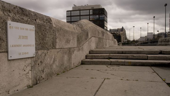 Sur le pont de Neuilly (Hauts-de-Seine), &agrave; l'endroit o&ugrave;&nbsp;Maria-Judith Araujo a &eacute;t&eacute; tu&eacute;e le 22 mai 2002.&nbsp; (JEAN-MARIE HEIDINGER / MAXPPP)