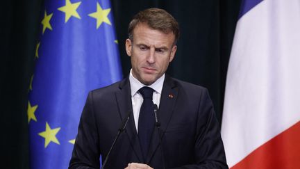 Le président Emmanuel Macron lors d'une conférence de presse à Tirana, le 17 octobre 2023. (LUDOVIC MARIN / AFP)