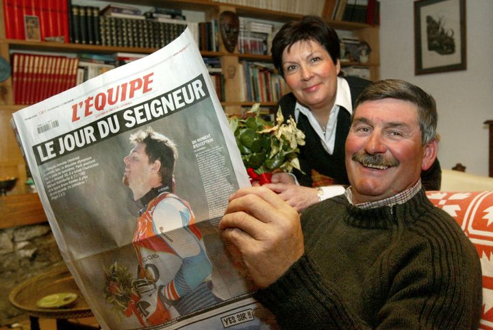 Les parents d'Antoine Dénériaz avec le journal L'Equipe le 13 février 2006. (JEAN-PIERRE CLATOT / AFP)