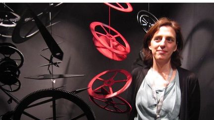 Stéphanie Guglielmetti au salon des Belles montres 2011 devant ses sculptures
 (Corinne Jeammet)