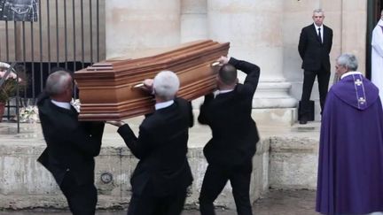 Les obsèques de Michel Blanc, décédé brutalement à l'âge de 72 ans, ont eu lieu dans l'église Saint-Eustache de Paris, jeudi 10 octobre. Une foule compacte a rendu un dernier hommage à l'acteur qui a marqué toute une génération. (FRANCEINFO)