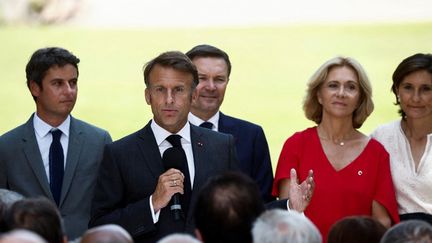 Le chef de l'Etat, Emmanuel Macron, lors de son discours après les JO, le 12 août 2024, dans les jardins du palais de l'Elysée. (BENOIT TESSIER / POOL / AFP)