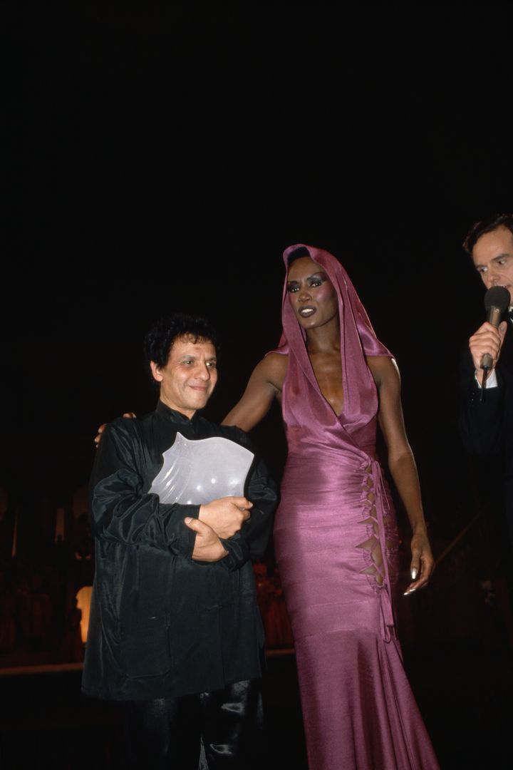 Azzedine Alaïa et Grace Jones, en 1985, aux Oscars de la mode, à Paris.&nbsp; (PETER TURNLEY / CORBIS HISTORICAL / GETTY IMAGES)