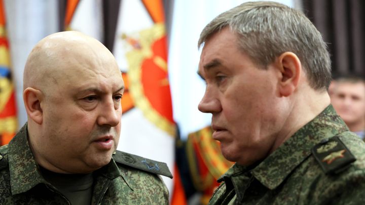 Sergueï Sourovikine (à gauche), alors commandant des troupes engagées en Ukraine, et Valeriy Guerassimov (à droite), chef de l'état-major des forces russes, le 31 décembre 2022. (MIKHAIL KLIMENTYEV / SPOUTNIK / SIPA)