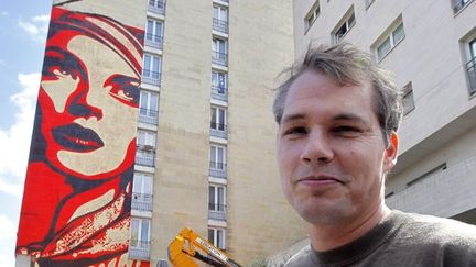 Shepard Fairey, alias Obey, devant sa fresque parisienne, le 17 juin 2012.
 (Pierre Verdy / AFP)