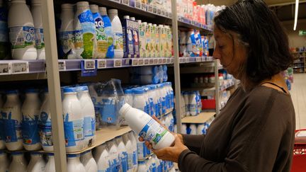 Une femme au rayon lait d'un supermarché. Photo d'illustration. (RICHARD VILLALON / MAXPPP)