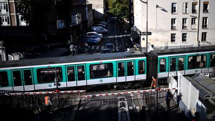 Une rame de métro à Paris, le 20 octobre 2022.&nbsp; (CHRISTOPHE ARCHAMBAULT / AFP)