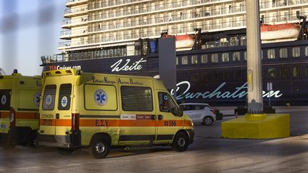 Une ambulance au port&nbsp;du Pirée, après que 12 membres de l'équipage d'un navire de croisière ont été testés positifs au Covid-19, le 29 septembre 2020 à Athènes (Grèce).&nbsp; (DIMITRIS LAMPROPOULOS / NURPHOTO / AFP)