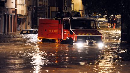 Un camion de pompiers traverse une rue inond&eacute;e &agrave; Villers-l&egrave;s-Nancy, le 22 mai 2012, apr&egrave;s de violents orages.&nbsp; (AFP)