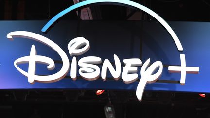 Le logo Disney + au D23 expo à&nbsp;Anaheim (Californie), en 2019.&nbsp; (ROBYN BECK / AFP)