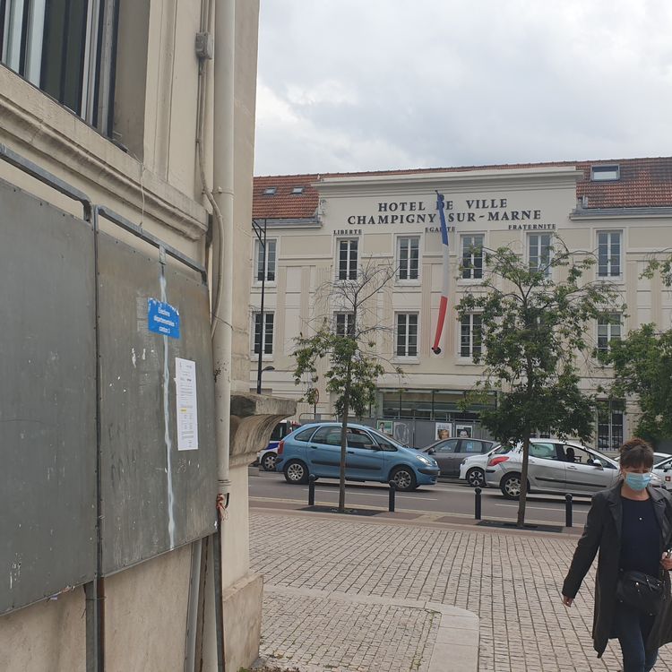 Une affiche électorale de la droite sur le canton de Champigny-sur-Marne 1 (Val-de-Marne), face à la mairie, le 29 juin 2021.&nbsp; (CHARLES-EDOUARD AMA KOFFI / FRANCEINFO)