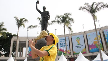 &nbsp; (Un supporteur brésilien pose devant le stade Maracanã où aura lieu la finale du Mondial © RF/GA)