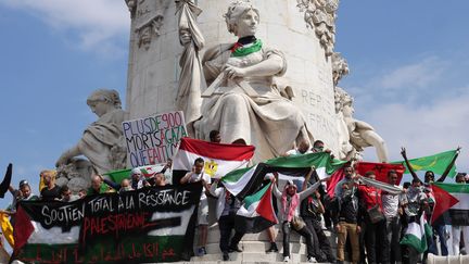 Des pro-palestiniens rassembl&eacute;s &agrave; Paris, samedi 26 juillet 2014, pour une manifestation interdite par les autorit&eacute;s. (MUSTAFA YALCIN / ANADOLU AGENCY / AFP)