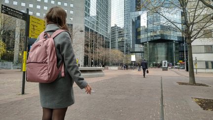 Une salariée de la Défense prend sa pause, cigarette à la main, le 27 novembre. Selon une&nbsp;étude publiée lundi, 25&nbsp;% des salariés français seraient dans un état "d'hyperstress".&nbsp; (ROMAIN DEZEQUE / RADIOFRANCE)