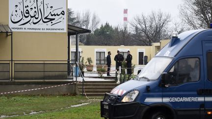 Des gendarmes devant la mosquée de Valence (Drôme), le 2 janvier 2015, au lendemain de l'attaque de militaires par un forcené au volant de sa voiture.&nbsp; (PHILIPPE DESMAZES / AFP)