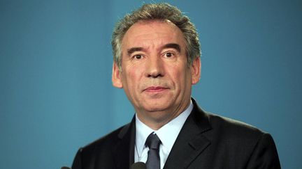 Le candidat du MoDem Fran&ccedil;ois Bayrou &agrave; son QG rue de l'Universit&eacute; &agrave; Paris, le 22 avril 2012. (LAVIEILLE / LE PARISIEN / MAXPPP)