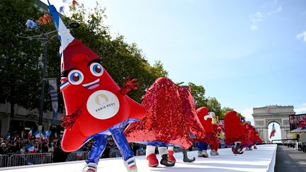 Sur leur 31. Pour la parade des champions, les Phryges ont elles aussi droit à leur défilé. Les mascottes auront marqué ces Jeux de Paris 2024 et conquis le cœur des spectateurs. (HAHN LIONEL / AFP)