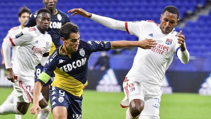 Wissam Ben Yedder et Marcelo lors du match aller entre Monaco et l'Olympique Lyonnais, le 25 octobre 2020.&nbsp; (PHILIPPE DESMAZES / AFP)