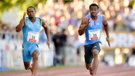 Les sprinteurs jama&iuml;cains Yohan Blake et Michael Frater au Spitzen Leichtathletik de Lucerne (Suisse, le 17 juillet 2012. (FABRICE COFFRINI / AFP)