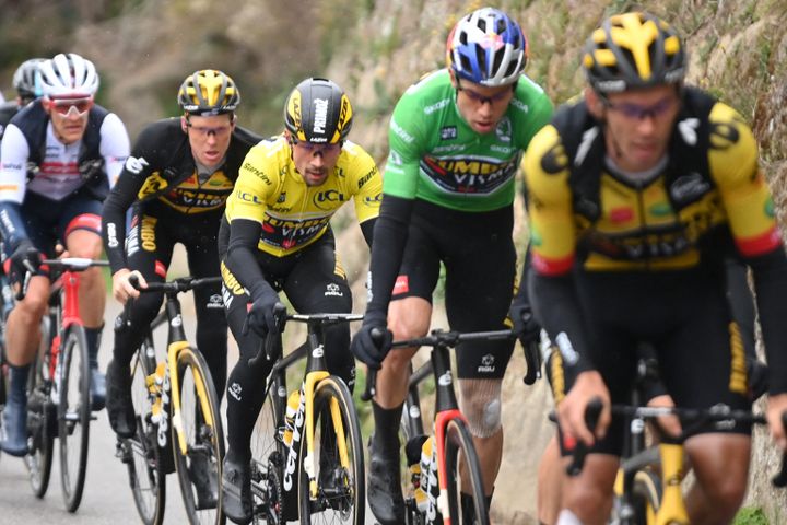 Primoz Roglic et la formation Jumbo-Visma lors de la 8e étape de Paris-Nice, dimanche 13 mars 2022. (DAVID STOCKMAN / BELGA MAG / AFP)