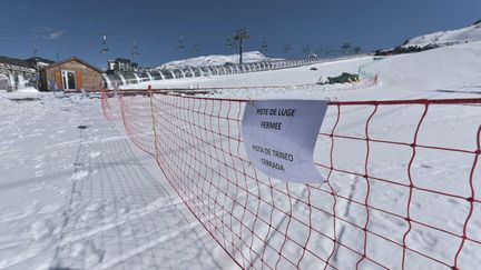 La piste de luge de la station de La Pierre-Saint-Martin (Pyrénées-Atlantiques) a été fermée au public, lundi 10 avril 2017, après l'accident qui a coûté la vie à une fillette. (MAXPPP)