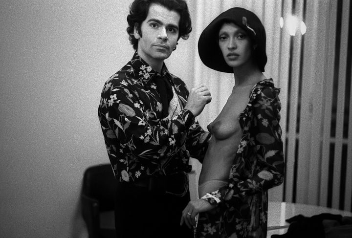 Le couturier Karl Lagerfeld et un modèle. Photo publiée dans Vanity Fair en 1970 (FRANK HORVAT)