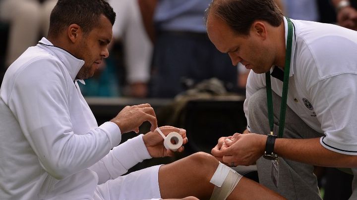 Jo-Wilfried Tsonga bless&eacute; au genou pendant son match&nbsp;face au Letton Ernests Gulbis, le 26 juin 2013 &agrave; Wimbledon. (CARL COURT / AFP)