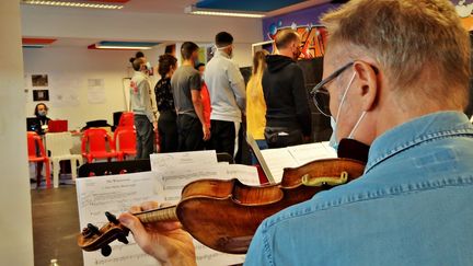 Des détenus de la prison de Meaux en pleine répétition générale, en musique, avant de jouer en public à Bobigny. (THEO HETSCH / FRANCEINFO / RADIO FRANCE)