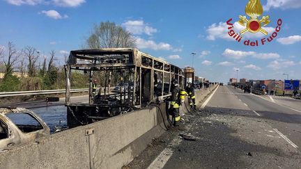 La carcasse du bus qui transportait 50 enfants, sur une autoroute au sud de Milan (Italie), le 20 mars 2019.&nbsp; (HANDOUT / VIGILI DEL FUOCO / AFP)