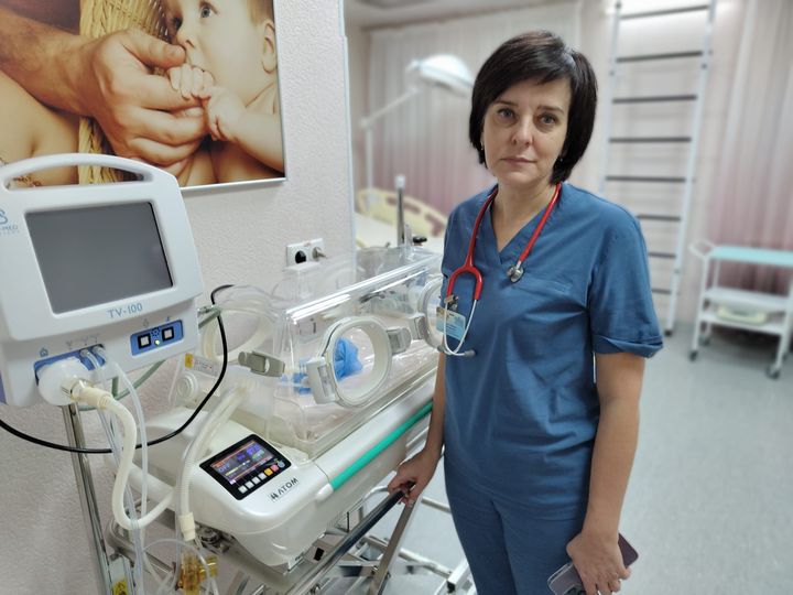 Irina Kondratova, la directrice du centre prénatal de Kharkiv, devant la nouvelle couveuse achetée grâce aux dons récoltés par David Beckham. Février 2023. (ERIC AUDRA / RADIO FRANCE)