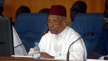 Amadou Makhtar Mbow, président du comité national de pilotage, préside la restitution des travaux de la Conférence nationale au Palais des Congrès en 2009. (ALIOU MBAYE / MAXPPP)