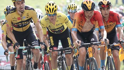 Primoz Roglic, deuxième en partant de la gauche, n'est plus très loin de ramener le maillot jaune en Slovénie. (KENZO TRIBOUILLARD / AFP)