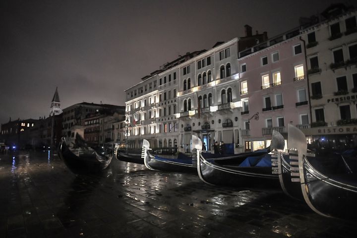 Des gondoles échouées, le 12 novembre 2019 à Venise (Italie). (MARCO BERTORELLO / AFP)